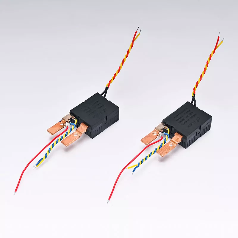 Eenfasig 2P-railtype links-in-rechts-uit vergrendelend relais